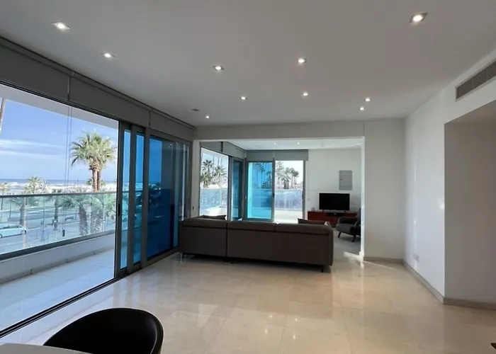 Aphrodite Plaza アパートホテル