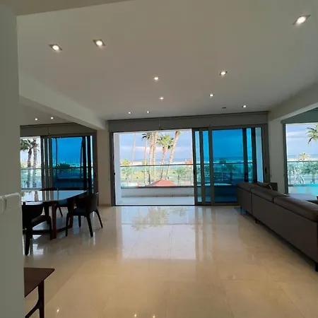 Aphrodite Plaza לרנקה